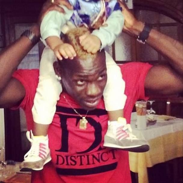 In questa foto postata sui social network Mario Balotelli compare per la prima volta con la figlia Pia (da Instagram)